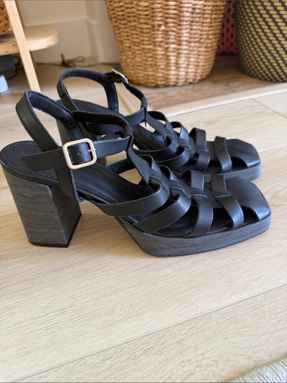 Alohas Women's Black Fisherman Strappy Block Heel Sandals